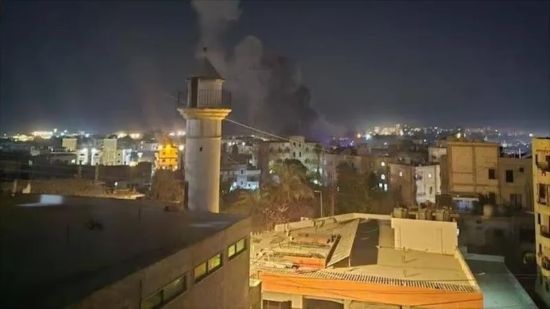 Israel continúa bombardeos en Líbano pese a negociaciones en Roma