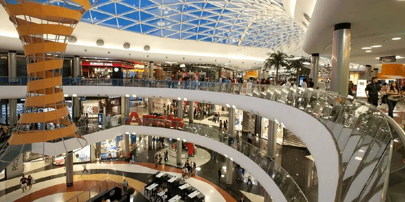 Conmoción en España: Cobarde mata a su mujer en un centro comercial y huye