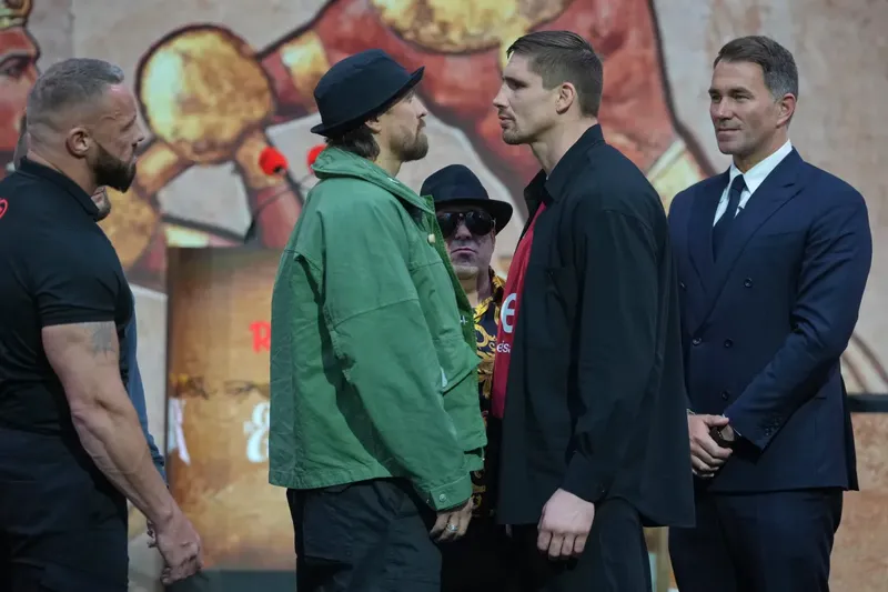 Oleksandr Usyk cumplió el peso y está listo para frenar a Rico Verhoeven