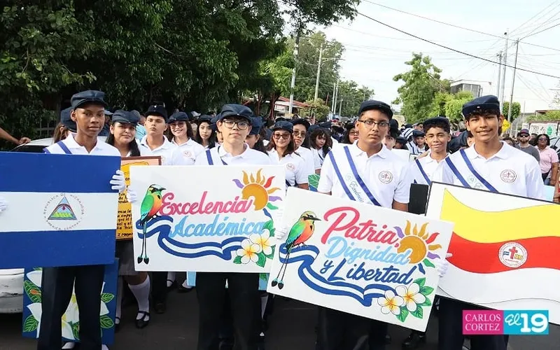 Estudiantes de centros educativos del distrito V realizan participan en desfile escolar