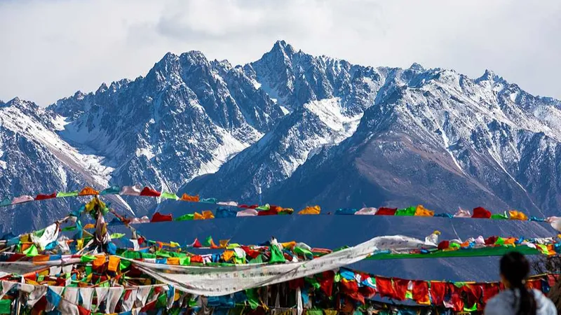 Visitantes nepalíes destacan la riqueza cultural y el desarrollo de la región autónoma de Xizang