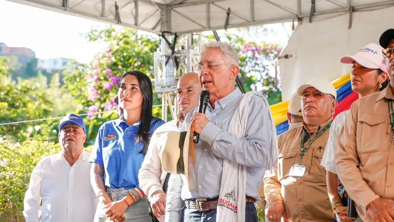 Álvaro Uribe se mete de lleno en la campaña electoral de Colombia para salvar a su candidata