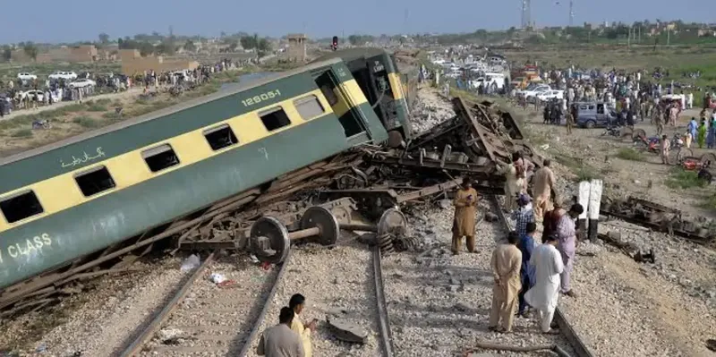 Descarrilamiento de tren en Pakistán deja cinco muertos y 30 heridos