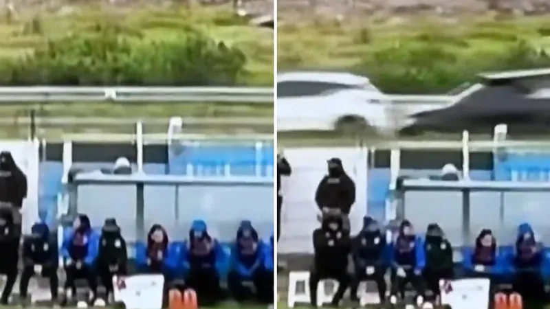 VIDEO: Un balón causa un insólito accidente de tránsito en pleno partido de fútbol