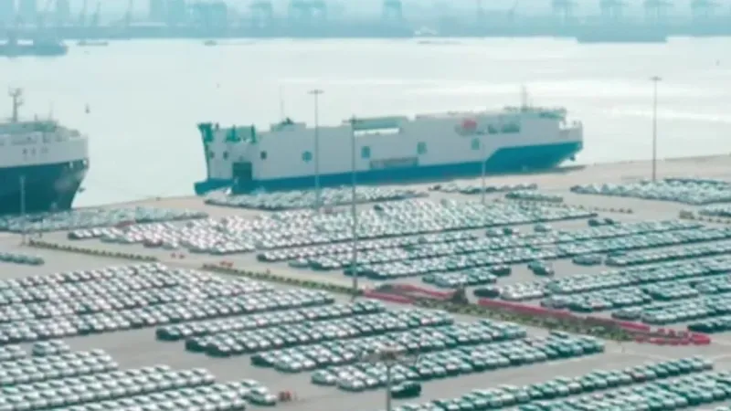 Europa quería coches eléctricos baratos. China respondió enviando tantos que ya no caben en los puertos