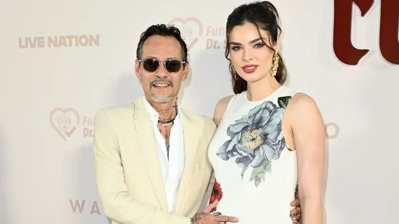 Marc Anthony y Nadia Ferreira se muestran más espontáneos que nunca con una selfie a los besos