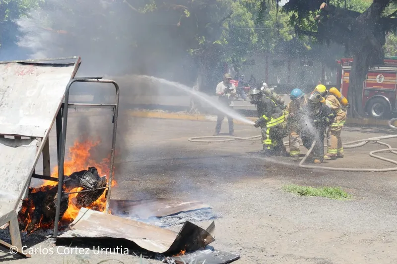 Bomberos realizan demostración sobre extinción de incendio