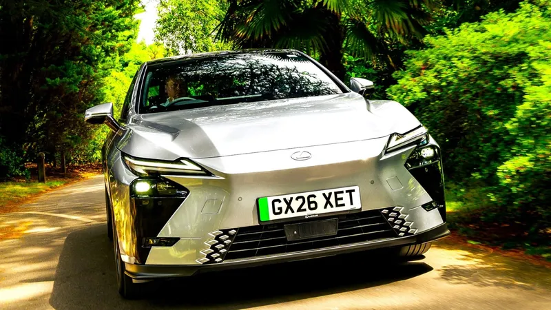 "Cada coche pierde 3.000 €" y es "un disparate económico": Toyota estalla contra la política del 'todo eléctrico' en Europa