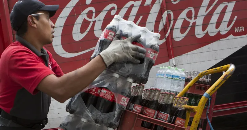 Calificación de Coca-Cola Femsa recibe golpe por México, pero sigue lejos del bono basura