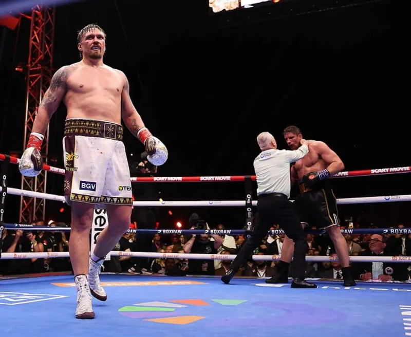 Usyk TKO Rico: Cuatro peleas inútiles y un desatinado experimento egipcio que «se salió de control»