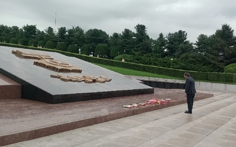 Visita a histórico Cementerio de los Mártires en la RPD de Corea