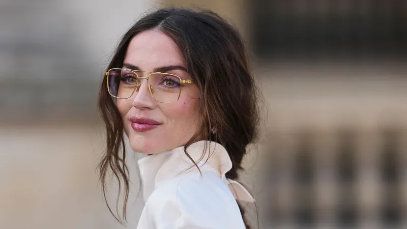 Ana de Armas nos enseña a llevar faldas midi con botas altas para el 'look' más elegante del otoño 2026