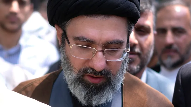 Dos veces al borde de la muerte: cómo el 'invulnerable' Mojtabá Jameneí sobrevivió a ataques enemigos