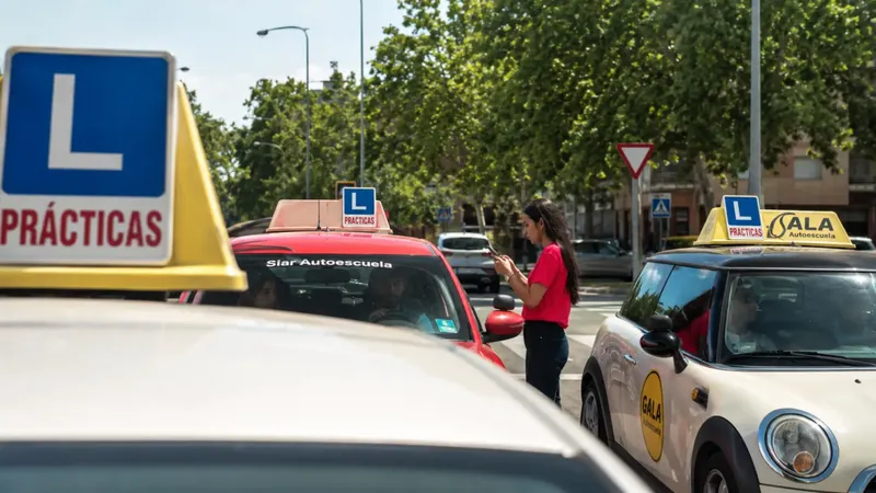 Las autoescuelas se hartan de la "profunda deslealtad" de la DGT por las listas de espera