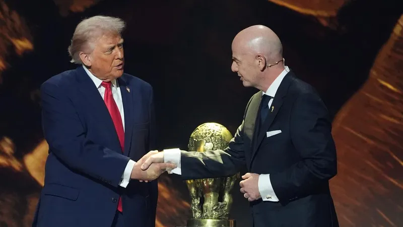 Infantino lo confirma todo y se defiende con un comunicado: "Recibí una llamada de Trump"