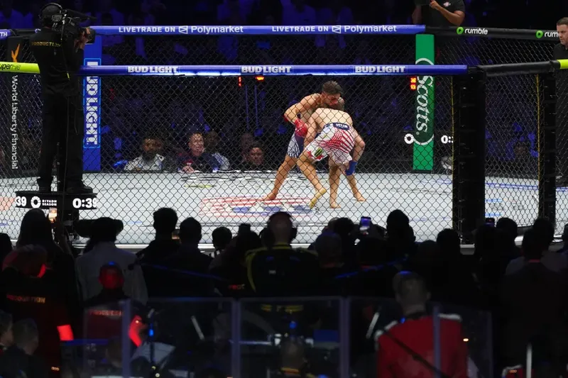 Ilia Topuria fue castigado por Justin Gaethje y destronado en el UFC Freedom 250