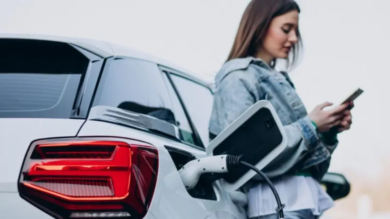 El MIT comparó coches eléctricos, híbridos y de gasolina: la respuesta sobre cuál contamina menos es más clara de lo que parece