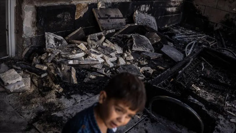 Colonos israelíes incendian mezquitas, vehículos y tierras agrícolas palestinas