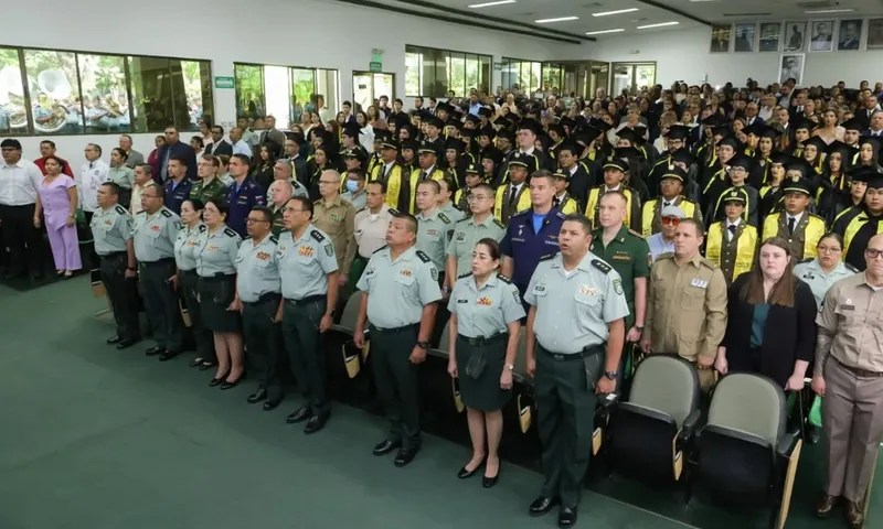 Universidad del Ejército entrega 71 médicos en histórica graduación