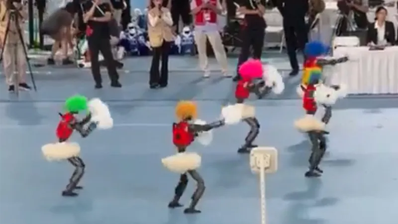 VIDEO: Robot humanoide 'se distrae' con porristas y pasa esto