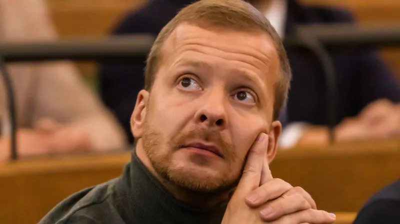 "Ahora es un traidor a su propia patria": el diputado de Letonia destituido por defender el ruso