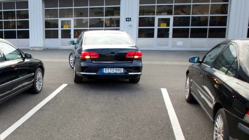 Aparcar puede salirte caro en algunas poblaciones: la multa puede llegar hasta los 500 € por dejar el coche incumpliendo el Reglamento