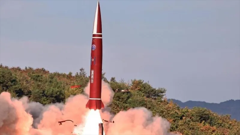 Pyongyang prueba un misil táctico y exhibe otro capaz de alcanzar EEUU