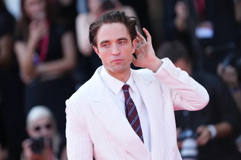Robert Pattinson deslumbra en Venecia con “Primetime” y recibe una ovación