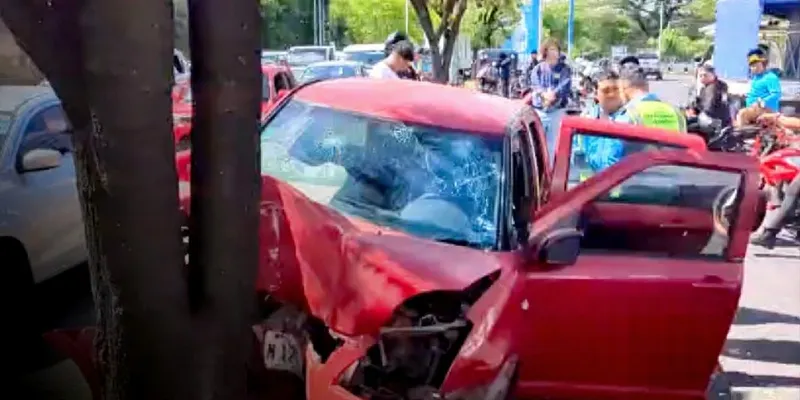 Muere conductor al estrellarse con su vehículo contra un árbol en Managua