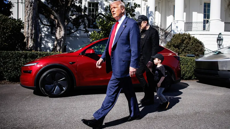 Donald Trump no se corta: llama “enfermos” a los propietarios de los coches eléctricos por este motivo