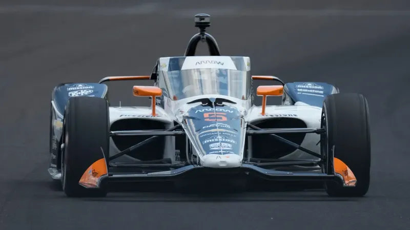 Pato O’Ward regala una alegría a México tras ganar el Gran Premio Honda Indy 200