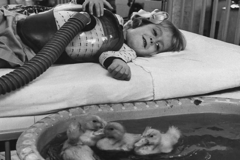 Esta fotografía fue publicada por LIFE Magazine en la década de 1950. Era parte de un reportaje sobre cómo los animales ayudaban a niños hospitalizados