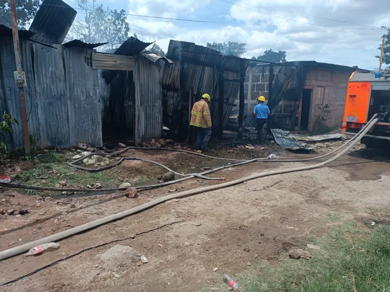 Incendio reduce a cenizas enseres de dos familias en el barrio Rubén Darío, Estelí