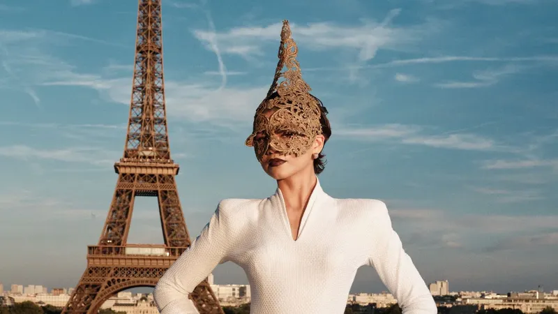 Zendaya sorprende en París con una impactante pieza de archivo diseñada por Alexander McQueen