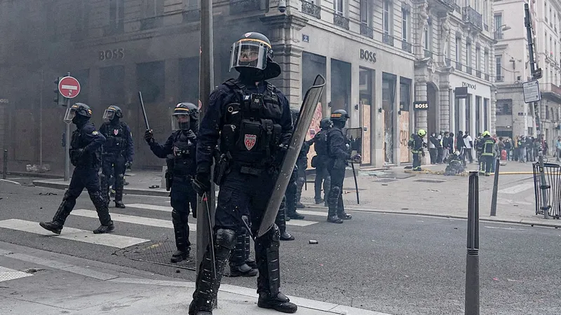 Francia despliega 70.000 policías ante protestas contra Macron
