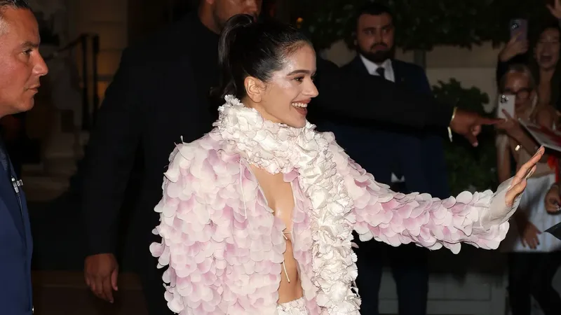 Rosalía sorprende en París con un espectacular 'look' floral de Dior salido de la pasarela