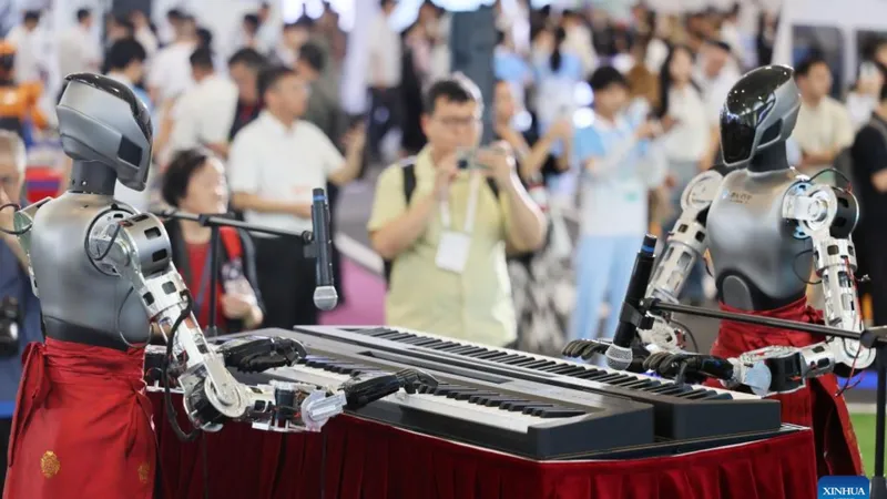 Robots capaces de tocar piano y boxear sorprenden en China