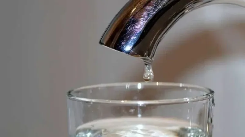 Servicio de agua vuelve a El Cafetal luego de reforzar tubería averiada