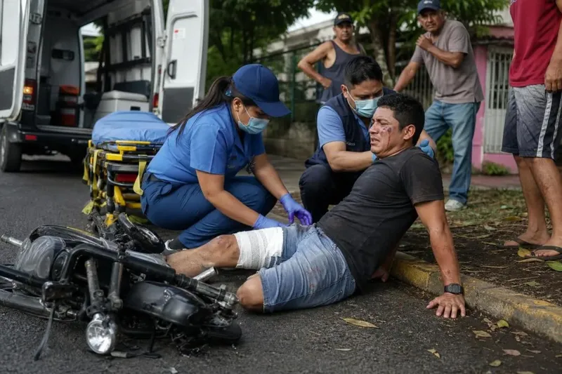 Dos motociclistas resultan con sus piernas fracturadas en distintos accidentes en Managua