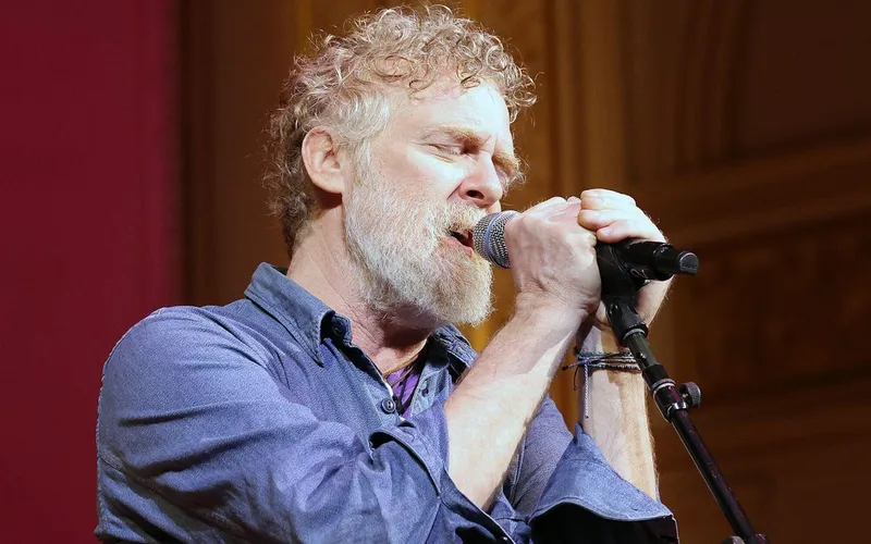 Muere Glen Hansard, el músico protagonista de 'Once (Una vez)', en un accidente a los 56 años