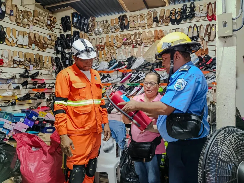 Bomberos revisan sistemas eléctricos y medidas de seguridad en el mercado de Ciudad Sandino