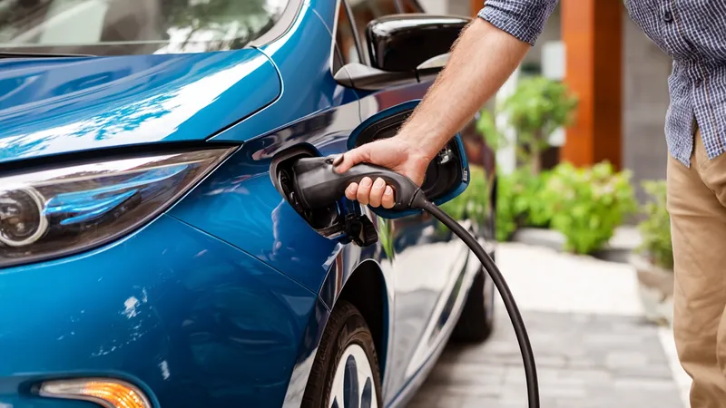El Gobierno activa el Plan Auto+ y los concesionarios avisan: la demanda de coches eléctricos e híbridos puede dispararse en cuestión de días