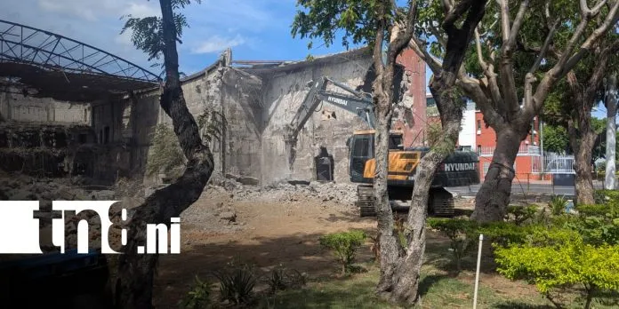 ¿Qué van a construir? Inicia demolición del emblemático Cine González en Managua