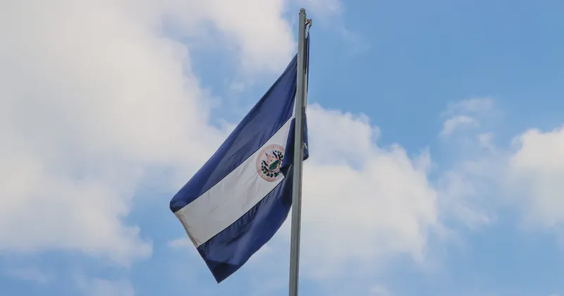 Acuerdo de El Salvador con el FMI alivia la deuda de pensiones, pero persiste riesgo fiscal: Moody’s