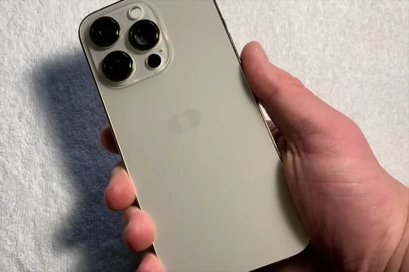 Encontró un iPhone de segunda mano en China sin el logo de Apple. Tras comprarlo, se dio cuenta de que era un prototipo único en el mundo
