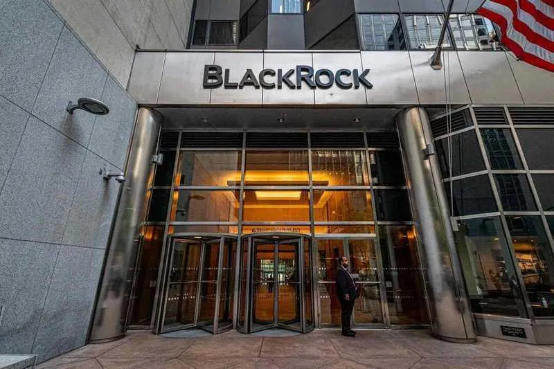 BlackRock aumenta sus ingresos un 19% y Wall Street responde con una subida del 4,5%