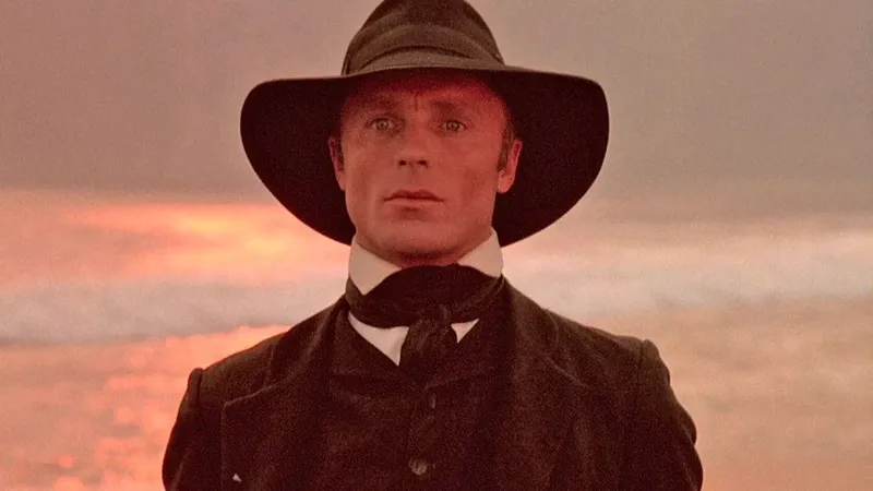 "Me gané un lugar de por vida en la lista negra": Hace 39 años se estrenó una controvertida película histórica con Ed Harris en uno de sus mejores papeles