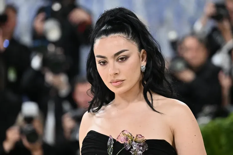 Charli XCX anuncia su séptimo álbum “Music, Fashion, Film”