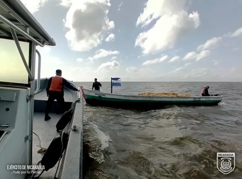 Fuerza Naval rescata a 2 tripulantes a la deriva en el Cocibolca