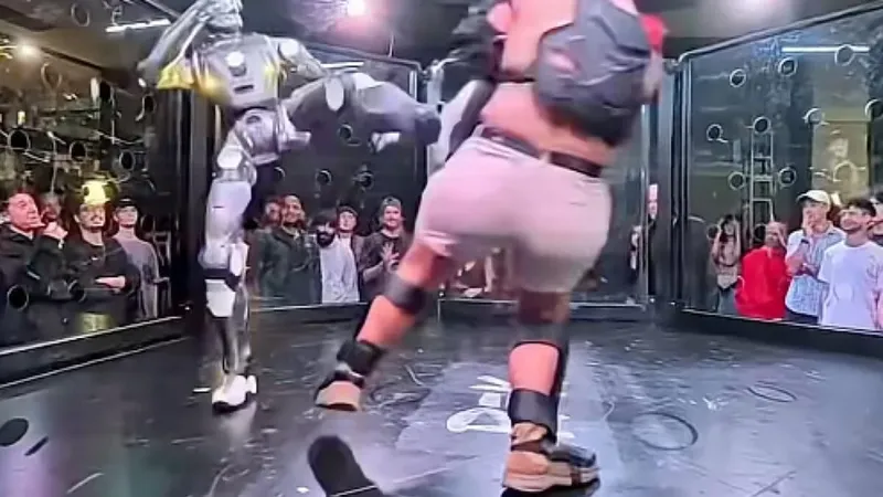 Metieron a un humano en una jaula contra un robot T800 de 75 kilos. Las patadas fueron reales, aunque detrás de la máquina había otra persona